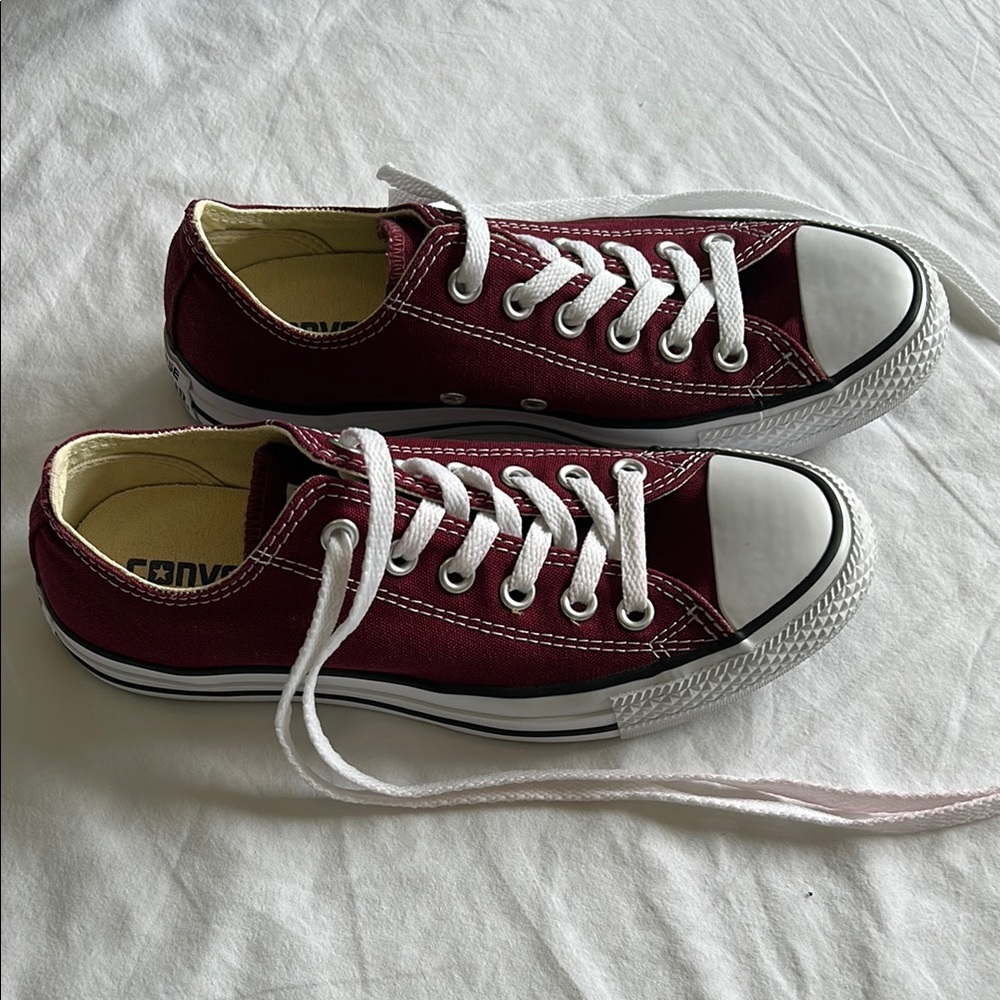 Converse Red and White Chuck Taylor Sneakers Classic Canvas M5 W7. SUPER NICE!